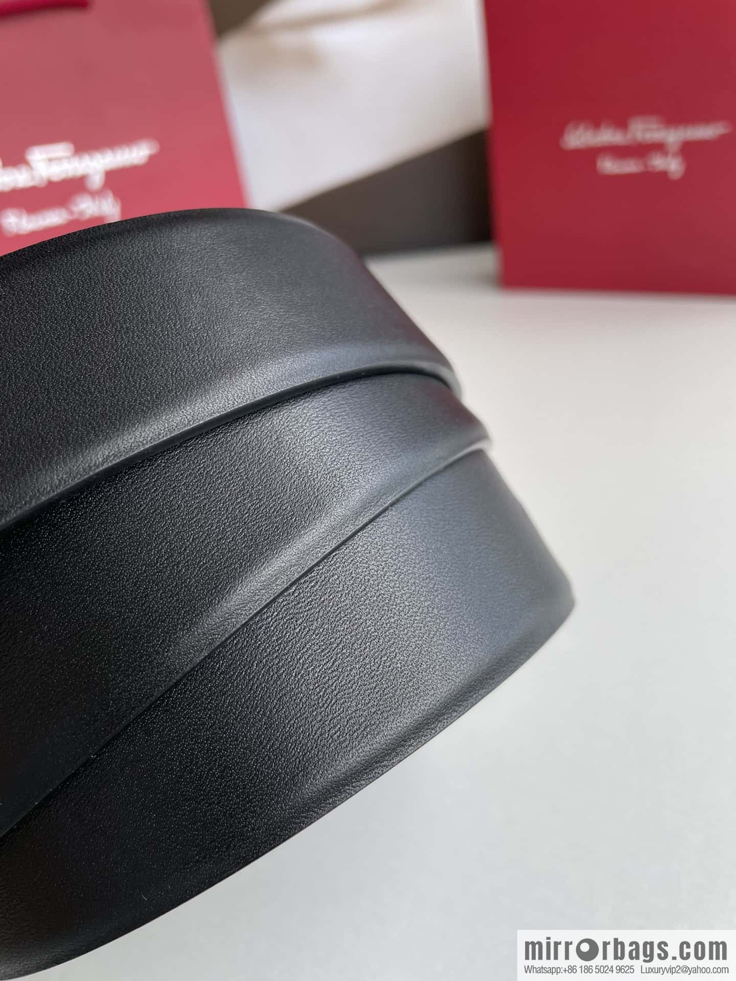 Ferragamo's new 3.5cm Gancio double-circle intercolored edge metal clip buckle, with the first layer of cowhide belt