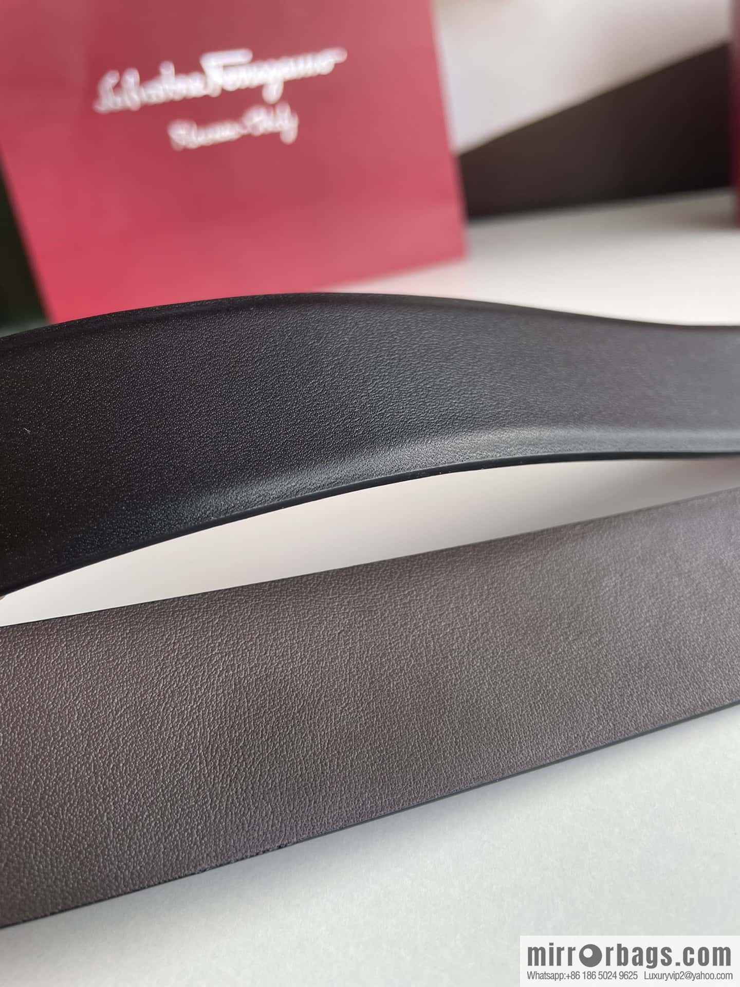 Ferragamo's new 3.5cm Gancio double-circle intercolored edge metal clip buckle, with the first layer of cowhide belt