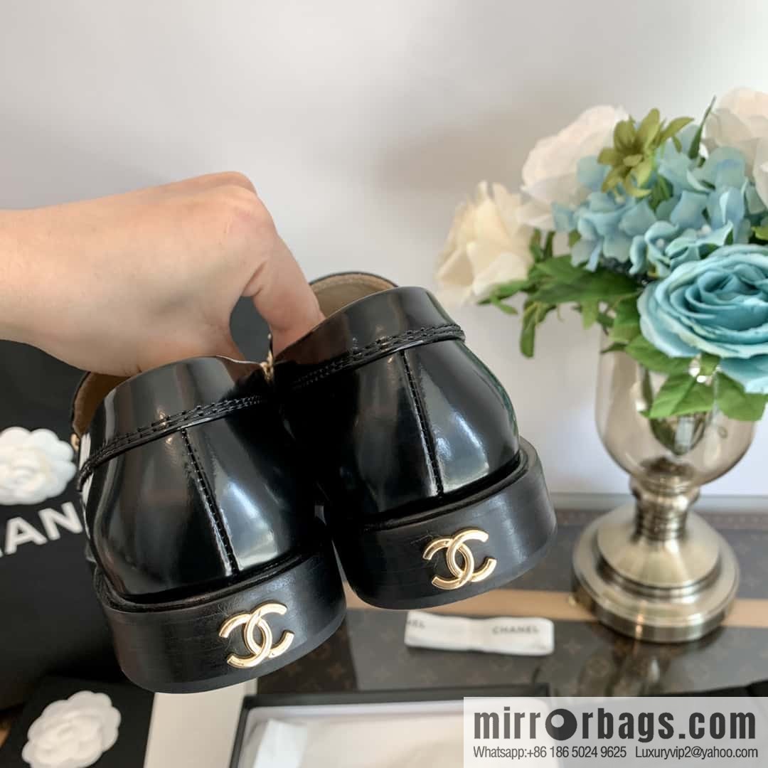 CHANEL Xiaoxiang metal letter chain ⛓ loafers G37430