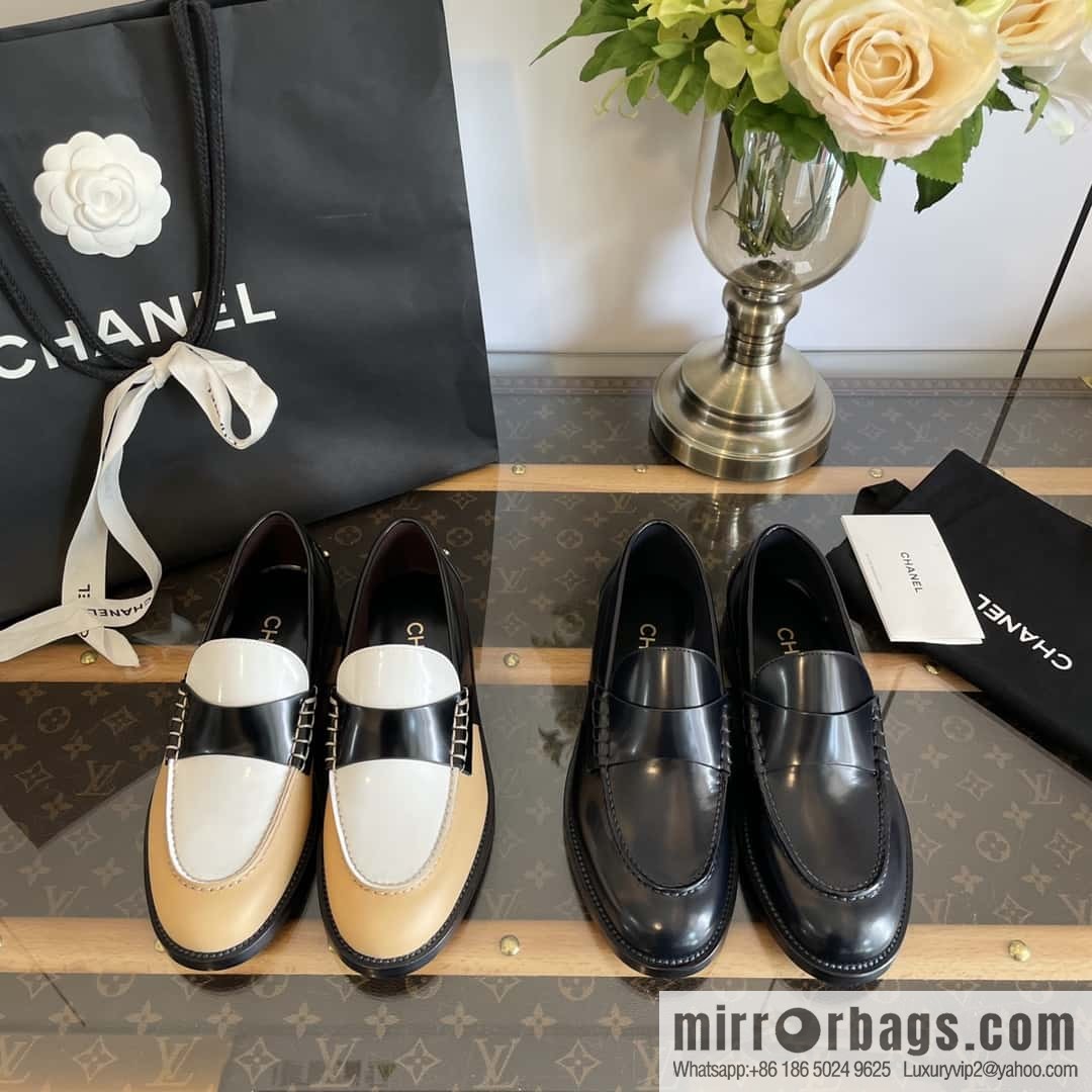 CHANEL Xiaoxiang Metal letter loafers G39190 color matching