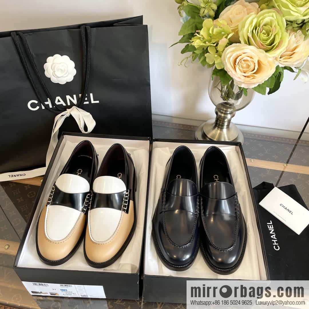 CHANEL Xiaoxiang Metal letter loafers G39190 color matching