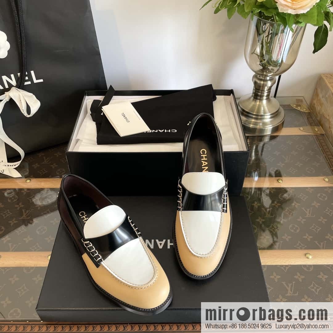 CHANEL Xiaoxiang Metal letter loafers G39190 color matching