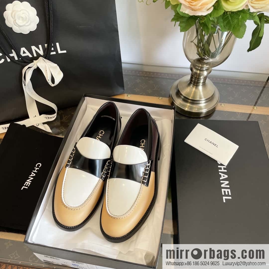 CHANEL Xiaoxiang Metal letter loafers G39190 color matching