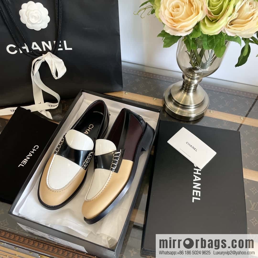 CHANEL Xiaoxiang Metal letter loafers G39190 color matching