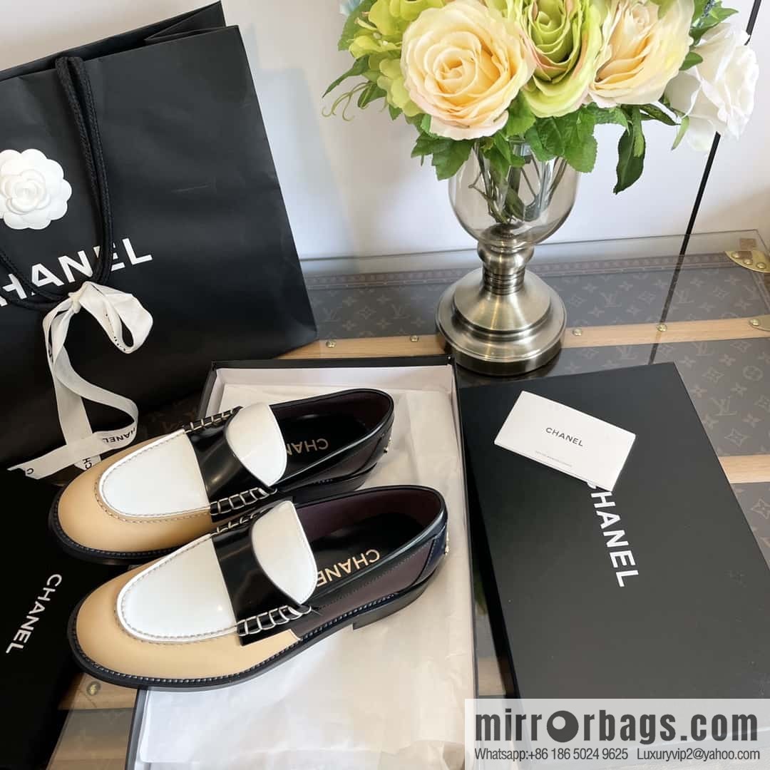 CHANEL Xiaoxiang Metal letter loafers G39190 color matching