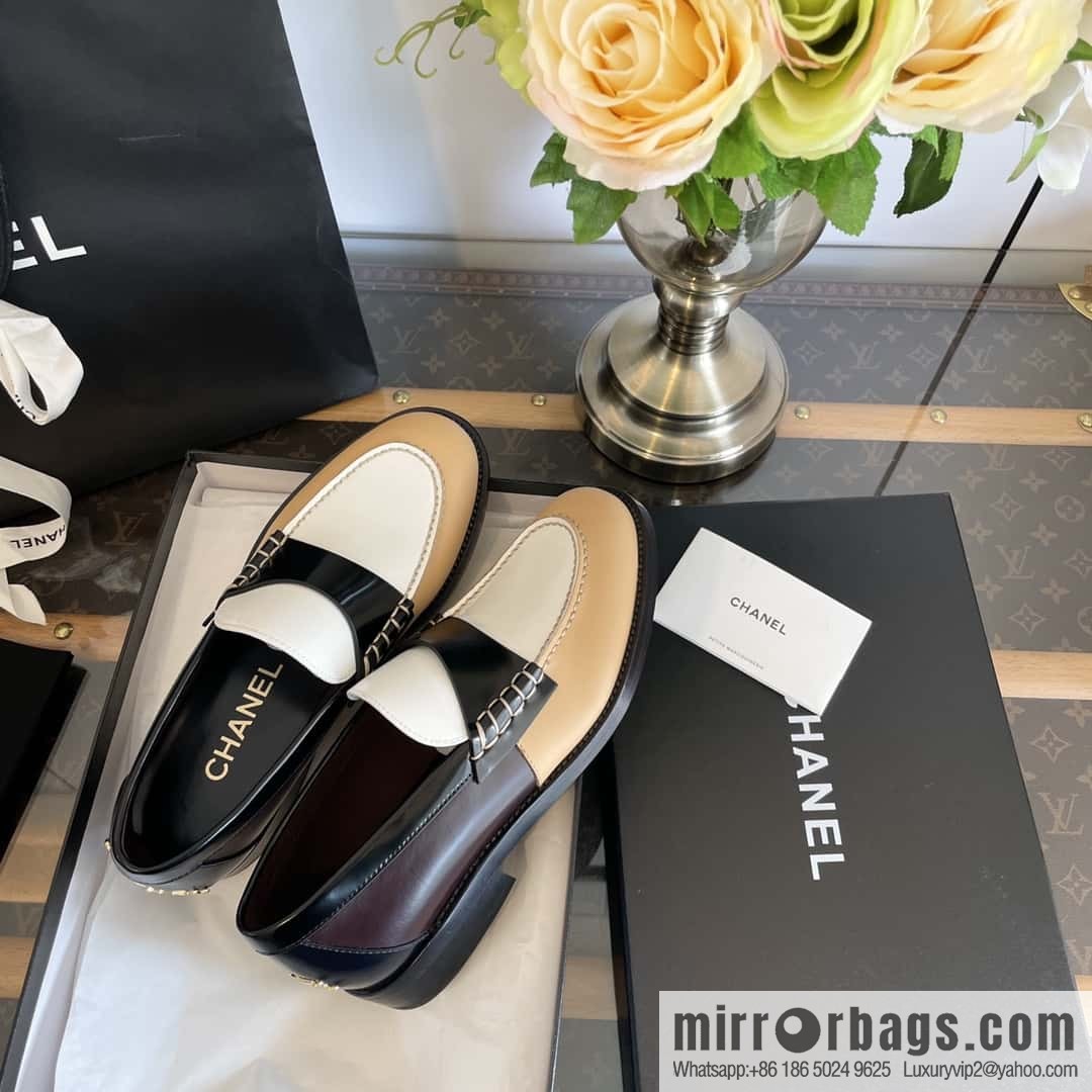 CHANEL Xiaoxiang Metal letter loafers G39190 color matching