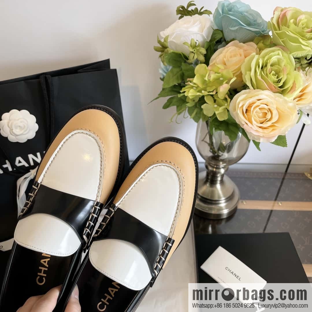 CHANEL Xiaoxiang Metal letter loafers G39190 color matching