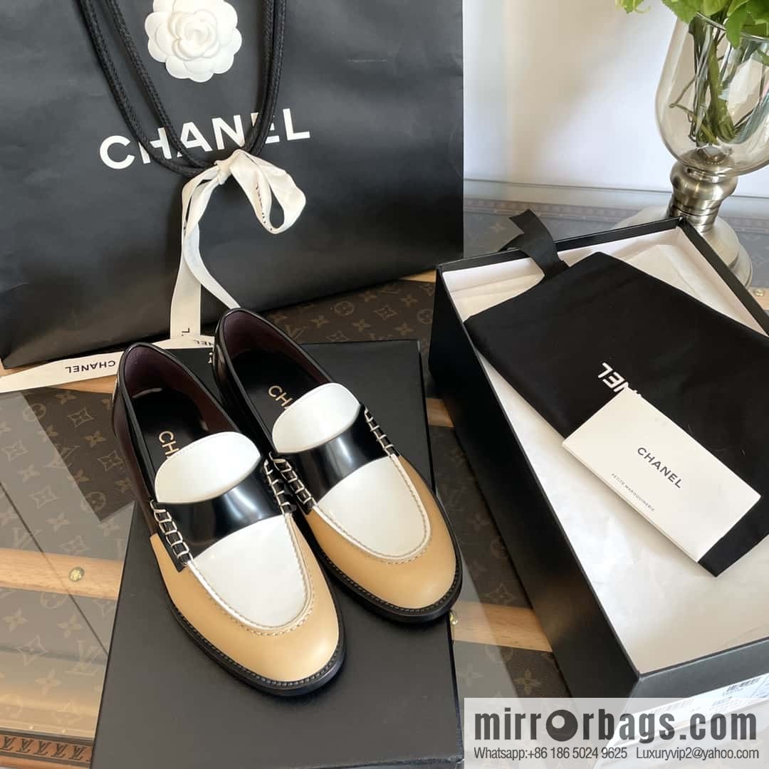 CHANEL Xiaoxiang Metal letter loafers G39190 color matching