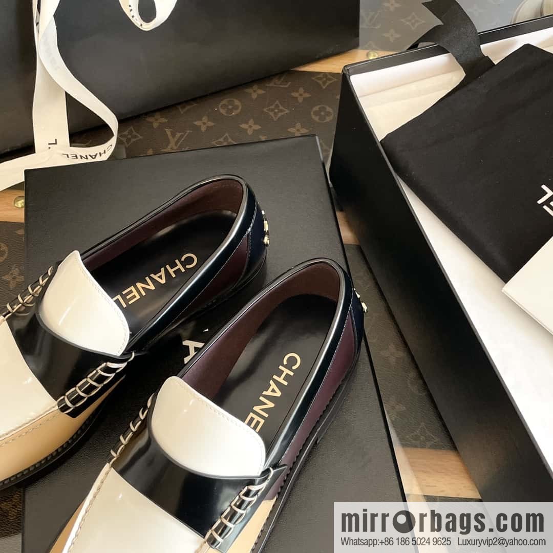 CHANEL Xiaoxiang Metal letter loafers G39190 color matching