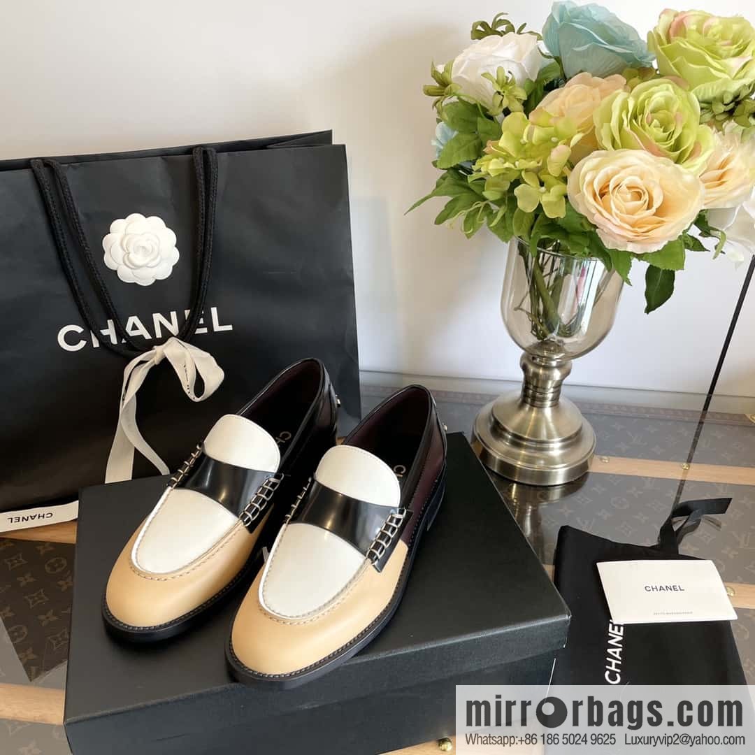 CHANEL Xiaoxiang Metal letter loafers G39190 color matching