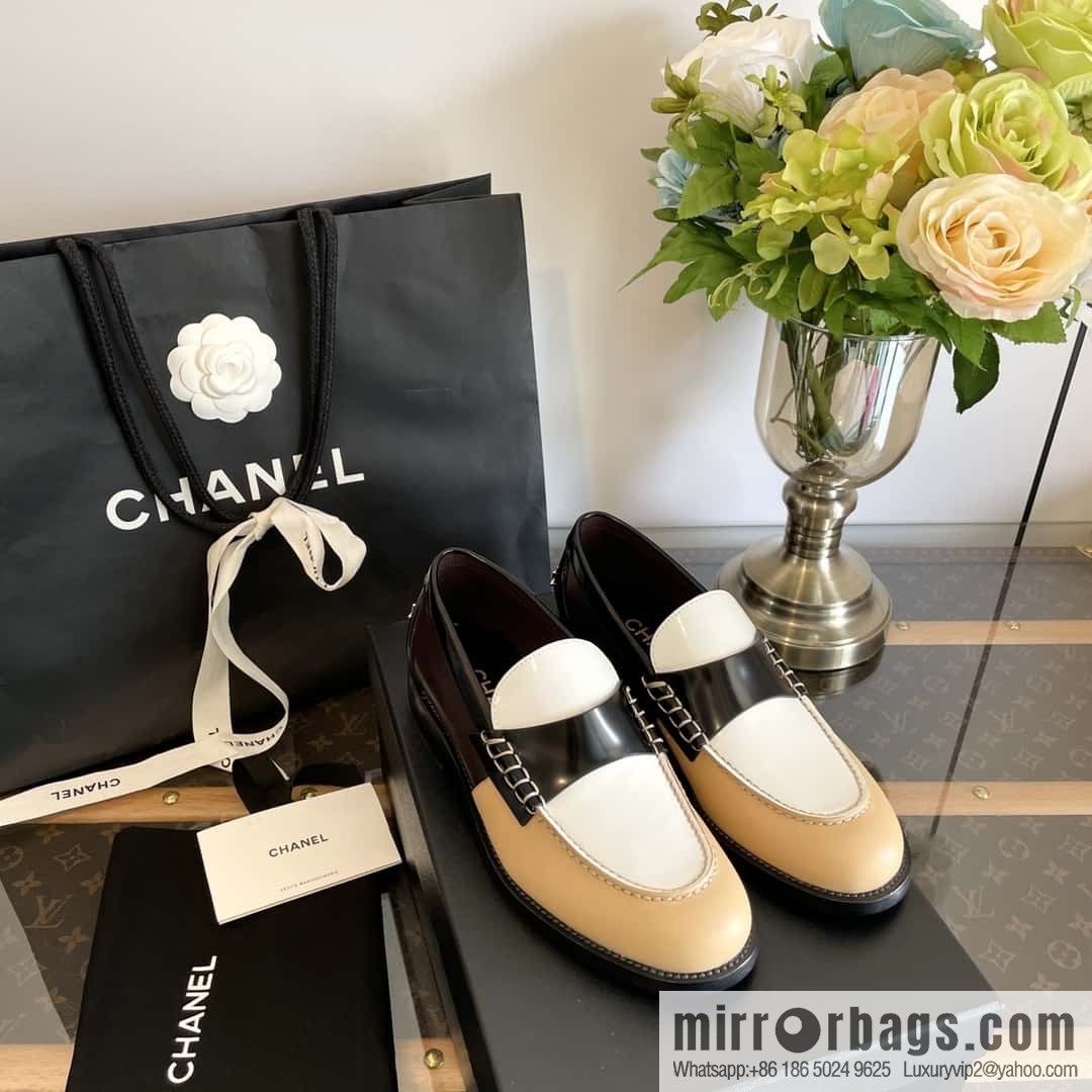 CHANEL Xiaoxiang Metal letter loafers G39190 color matching