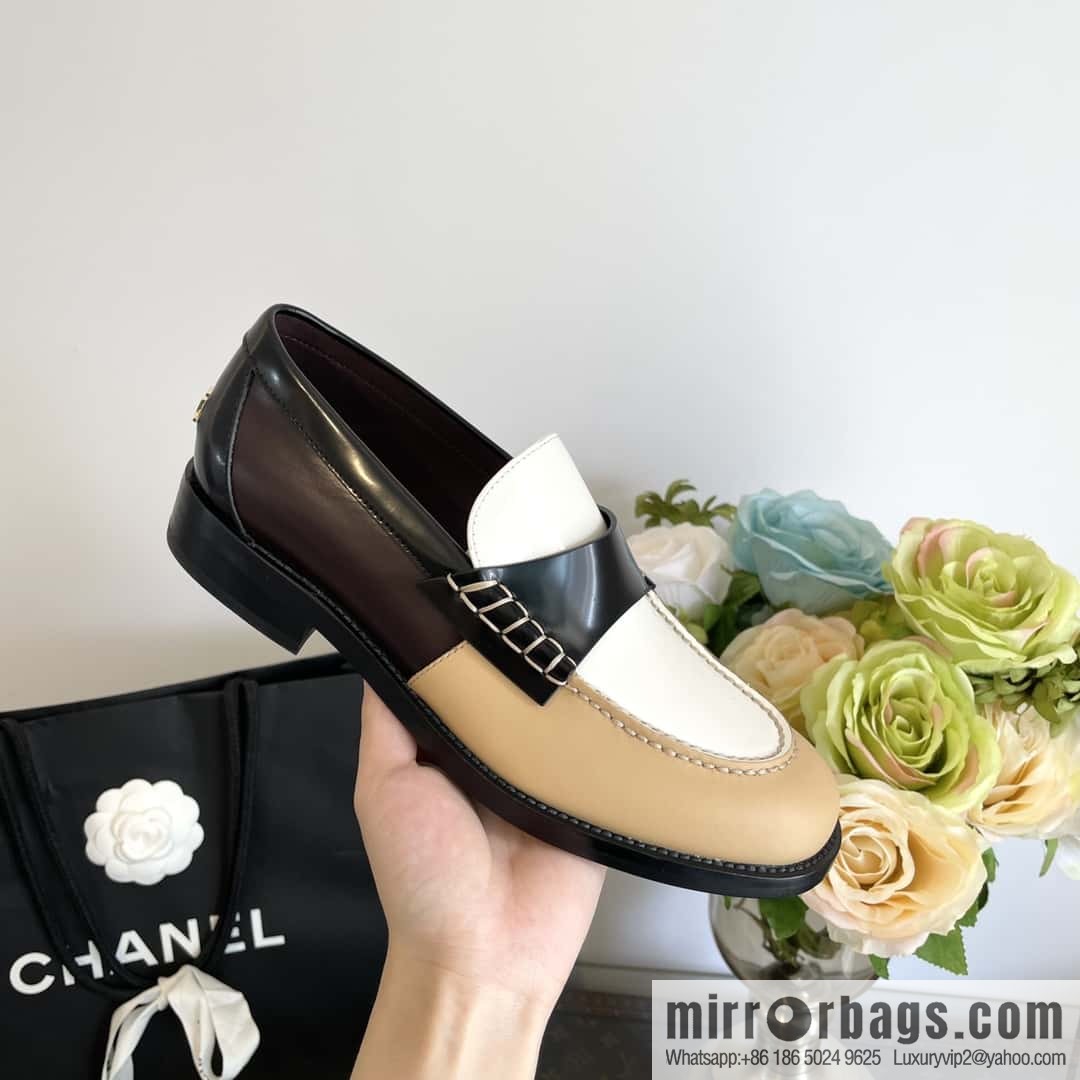 CHANEL Xiaoxiang Metal letter loafers G39190 color matching