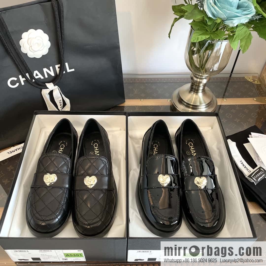 CHANEL Xiaoxiang love gold buckle platform loafers G39697 patent leather