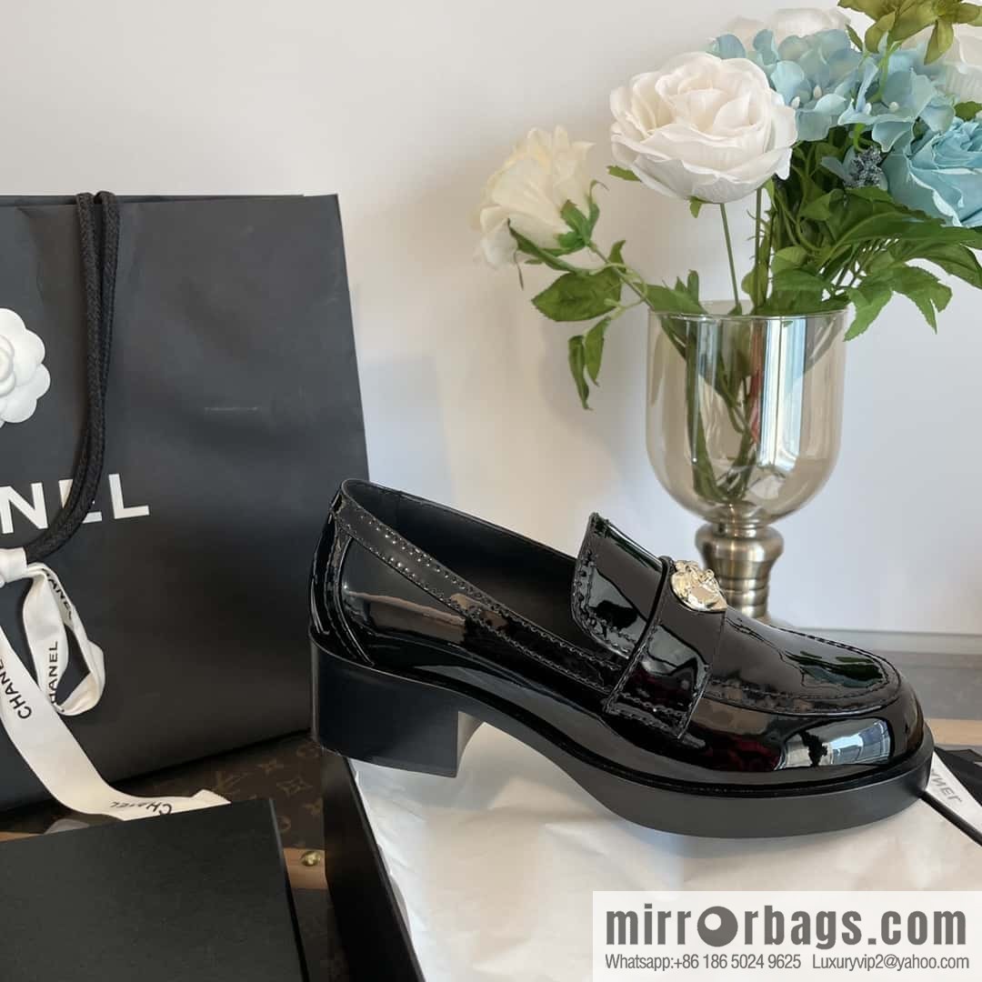 CHANEL Xiaoxiang love gold buckle platform loafers G39697 patent leather