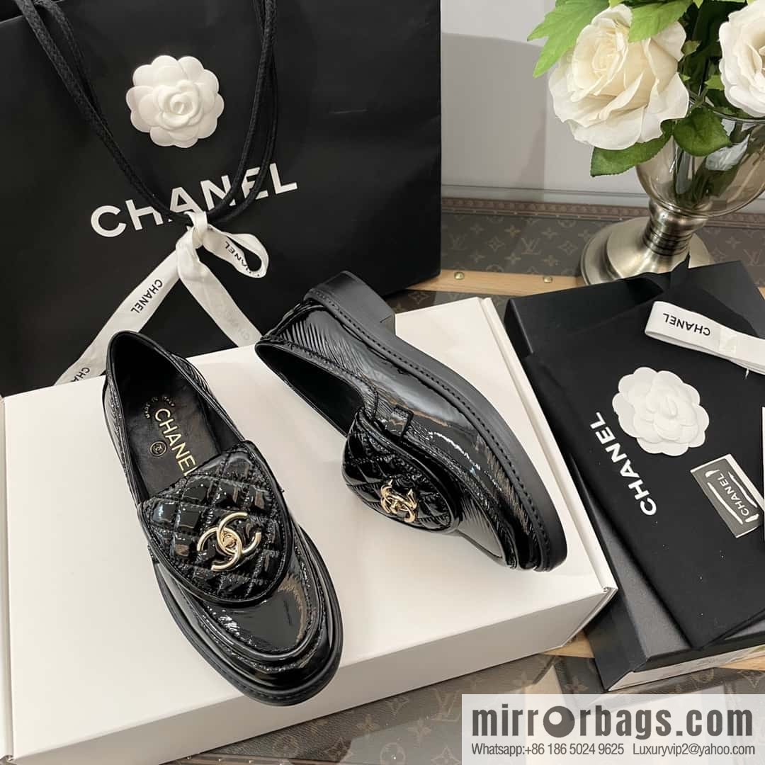 CHANEL Small fragrance medieval diamond, retro patent leather loafers