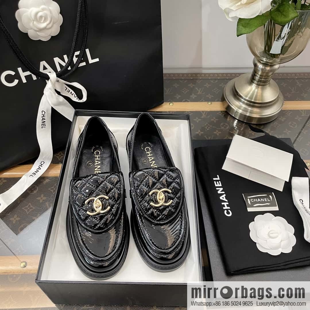 CHANEL Small fragrance medieval diamond, retro patent leather loafers