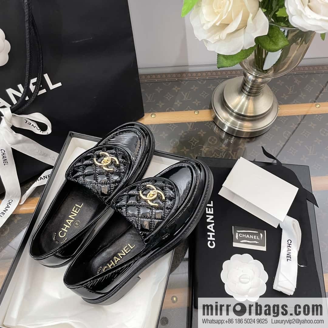 CHANEL Small fragrance medieval diamond, retro patent leather loafers