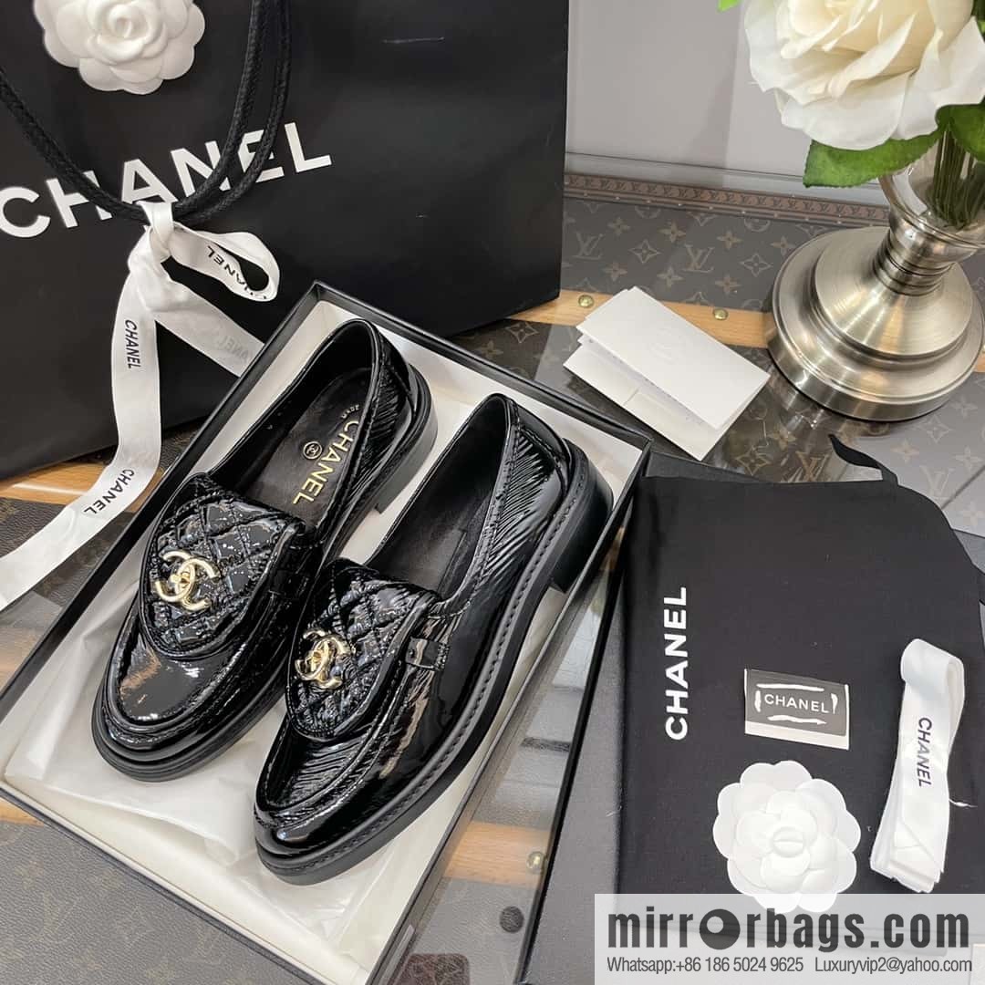 CHANEL Small fragrance medieval diamond, retro patent leather loafers