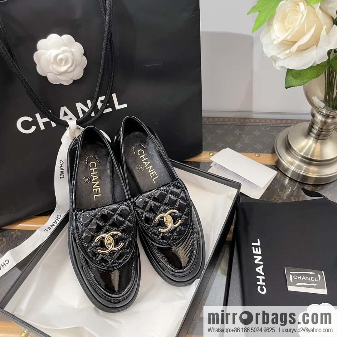 CHANEL Small fragrance medieval diamond, retro patent leather loafers