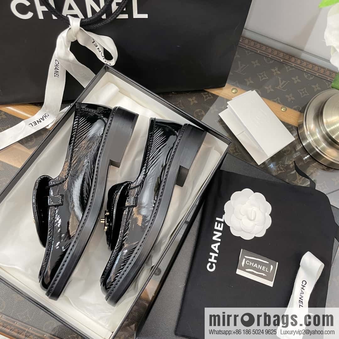 CHANEL Small fragrance medieval diamond, retro patent leather loafers