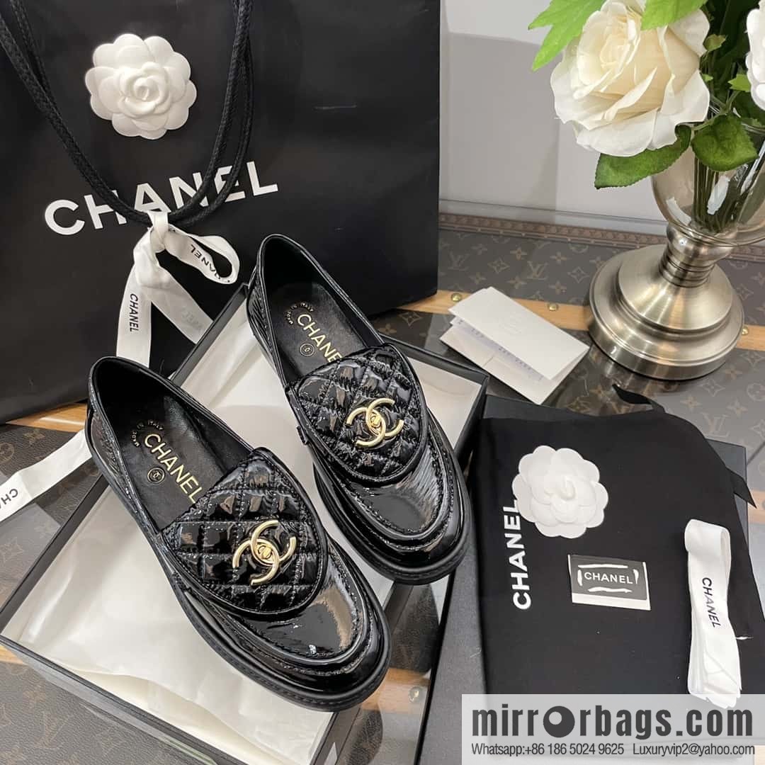 CHANEL Small fragrance medieval diamond, retro patent leather loafers
