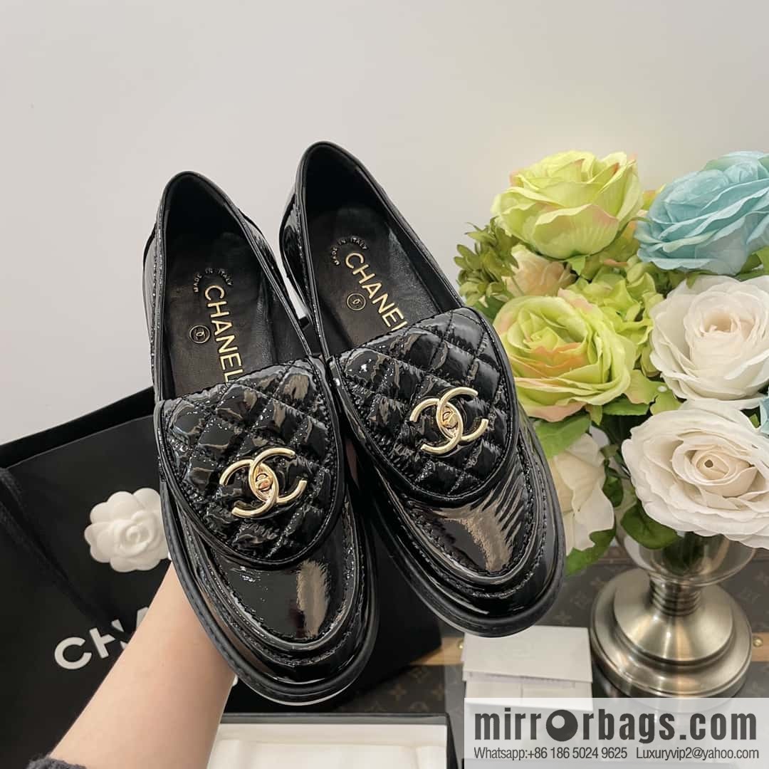 CHANEL Small fragrance medieval diamond, retro patent leather loafers