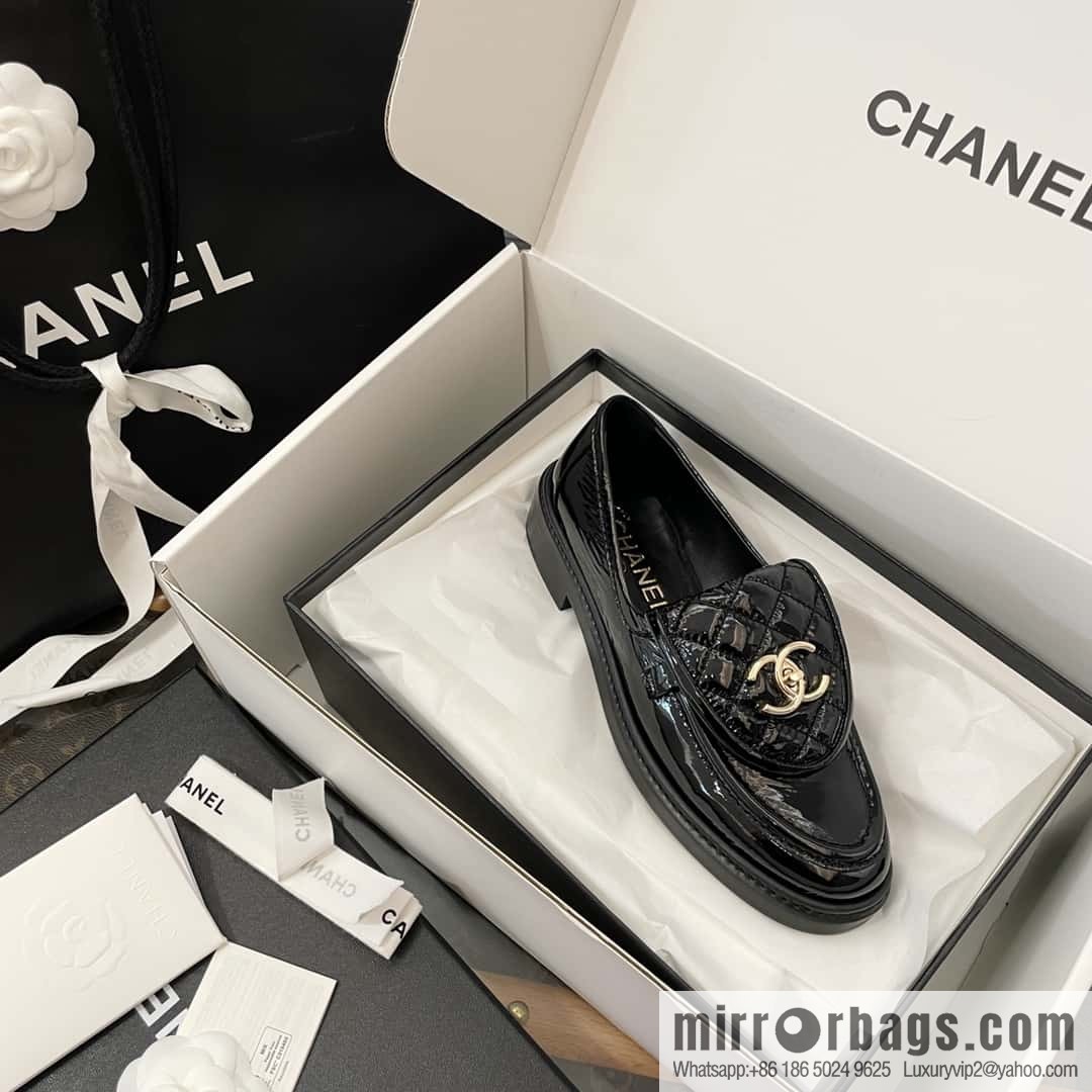 CHANEL Small fragrance medieval diamond, retro patent leather loafers