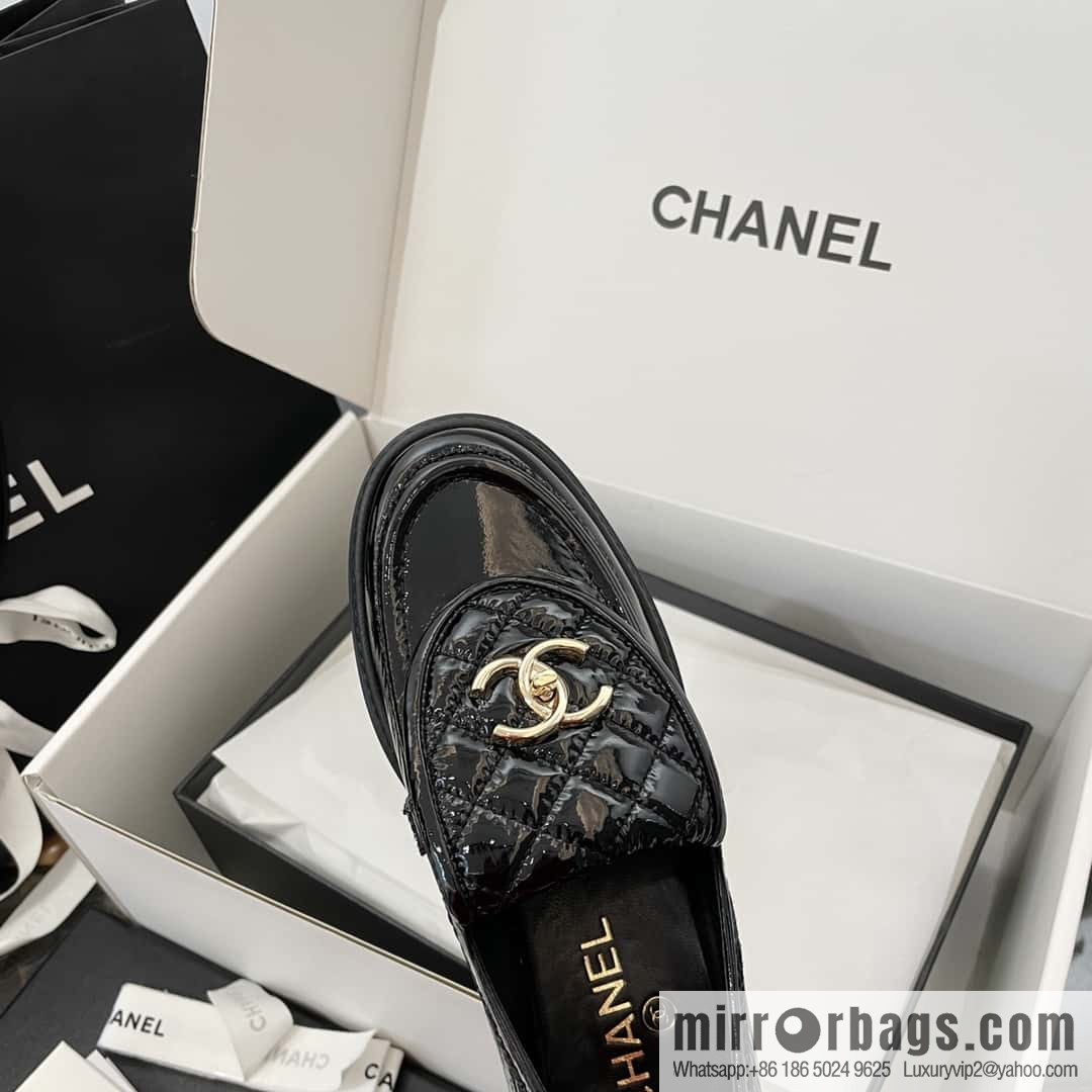 CHANEL Small fragrance medieval diamond, retro patent leather loafers
