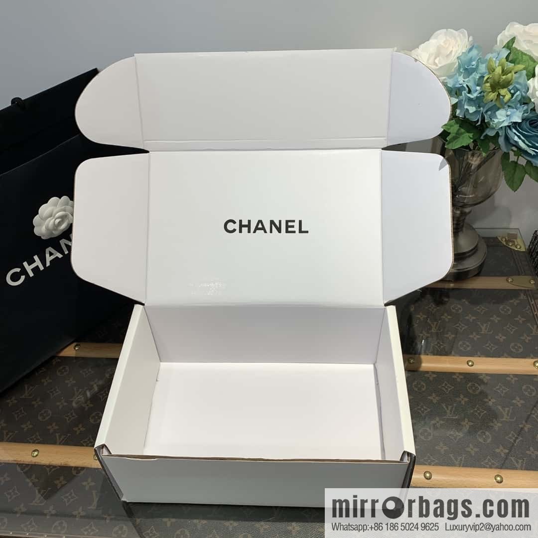 CHANEL Small fragrance medieval diamond, retro patent leather loafers