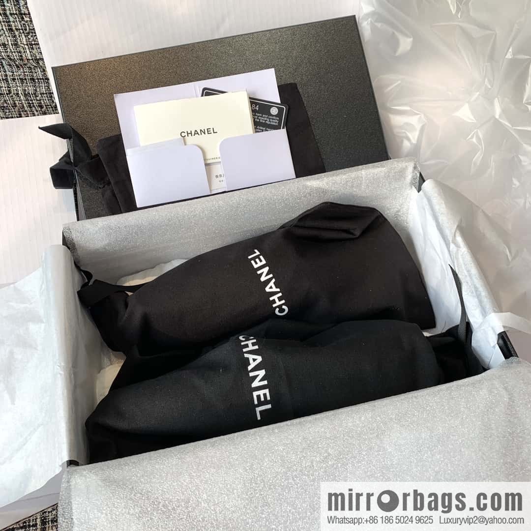 CHANEL Small fragrance medieval diamond, retro patent leather loafers