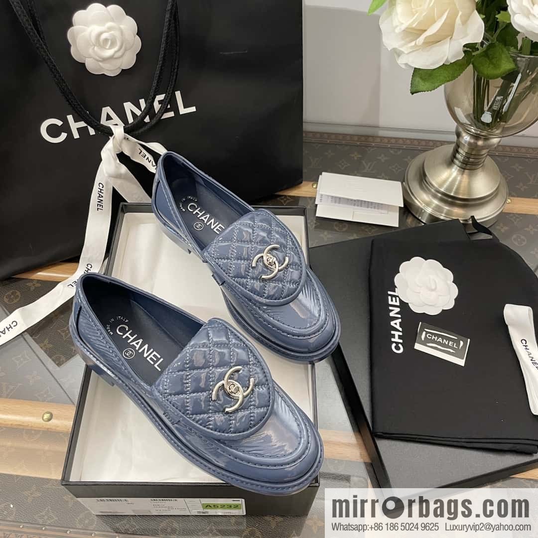 CHANEL Small fragrance medieval diamond, retro patent leather loafers