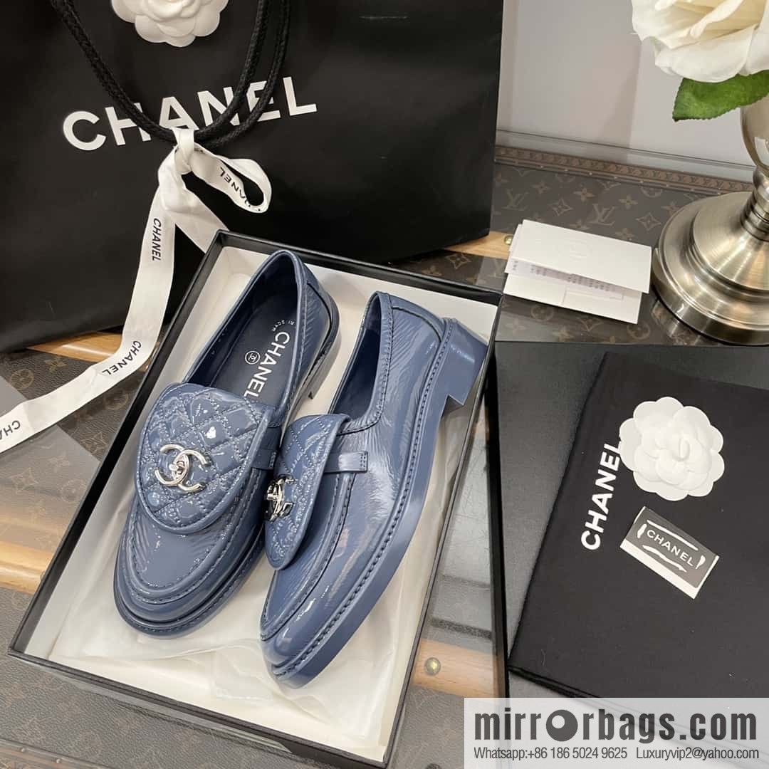 CHANEL Small fragrance medieval diamond, retro patent leather loafers