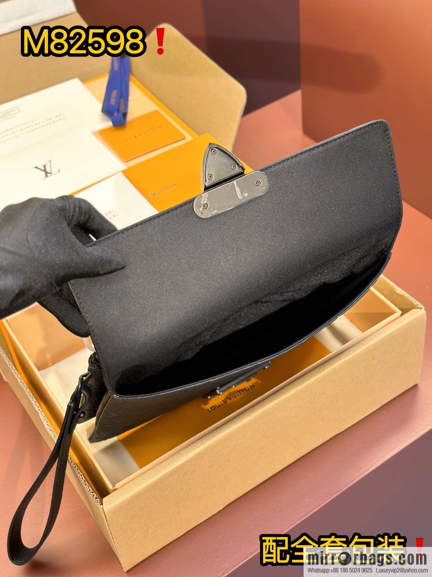 LV M82559 S-LOCK POCHETTE clutch bag