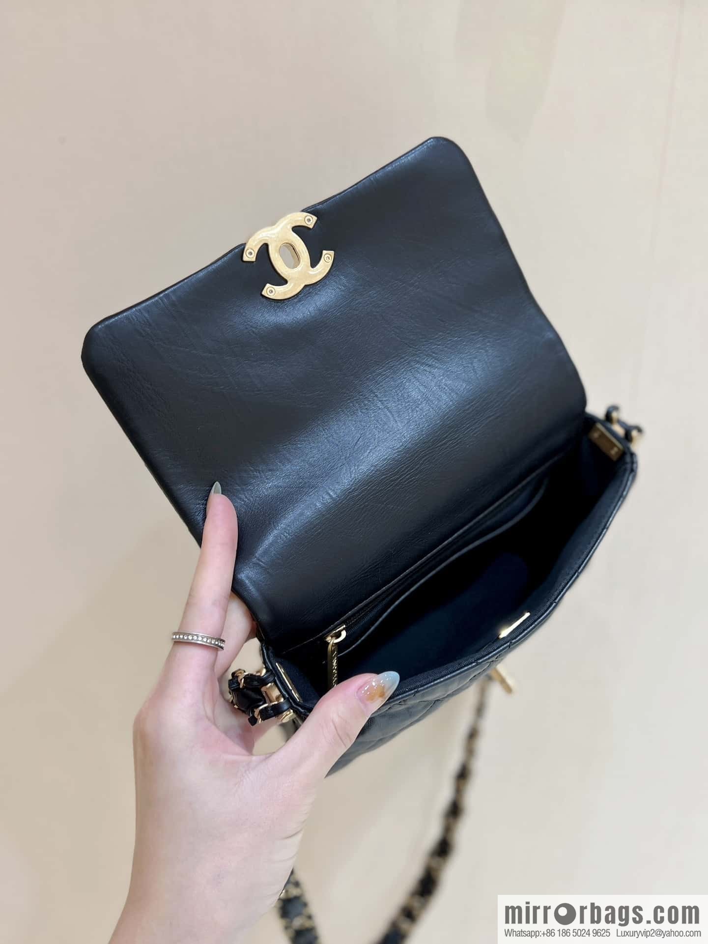 CHANEL 23K Autumn and Winter Series 19 Vintage Tofu Bag AS4423
