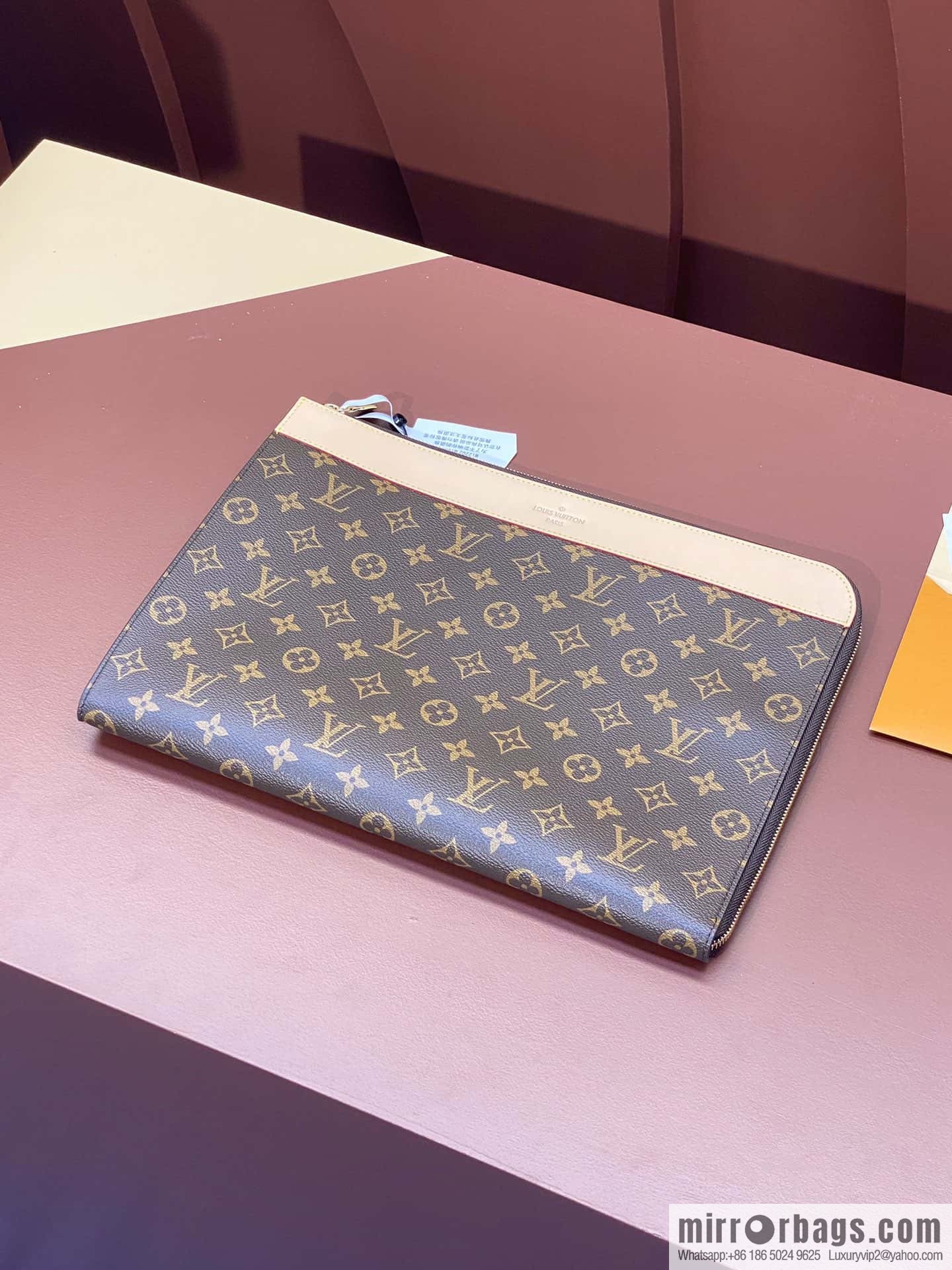 LV M82540 POCHETTE JOUR clutch bag