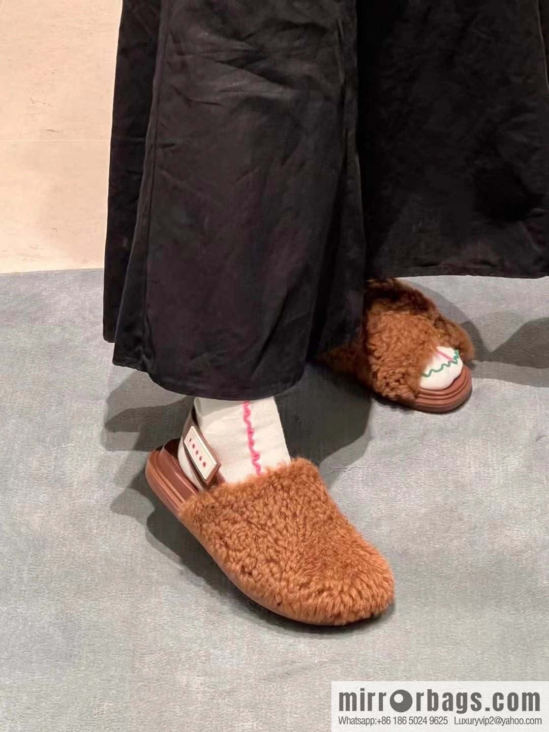 Marni autumn and winter round head fur integrated fluff slippers