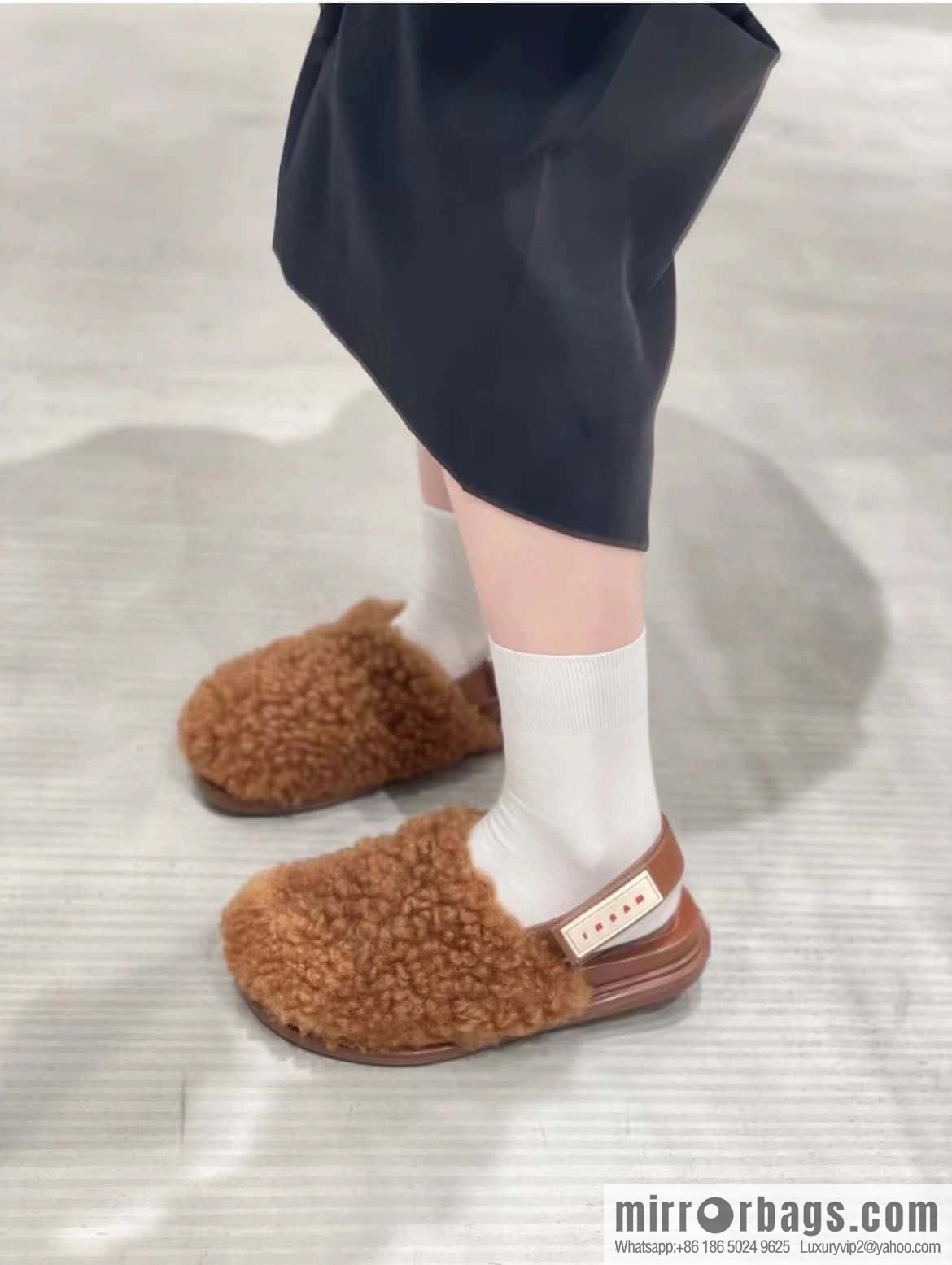 Marni autumn and winter round head fur integrated fluff slippers