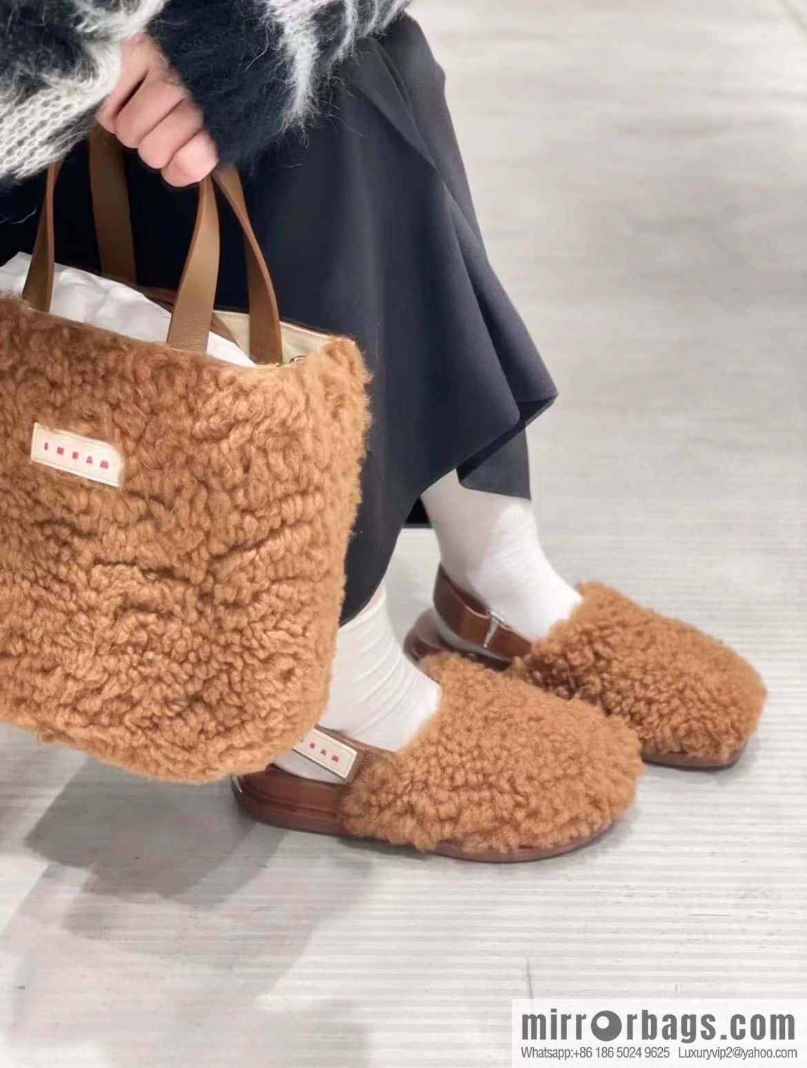 Marni autumn and winter round head fur integrated fluff slippers