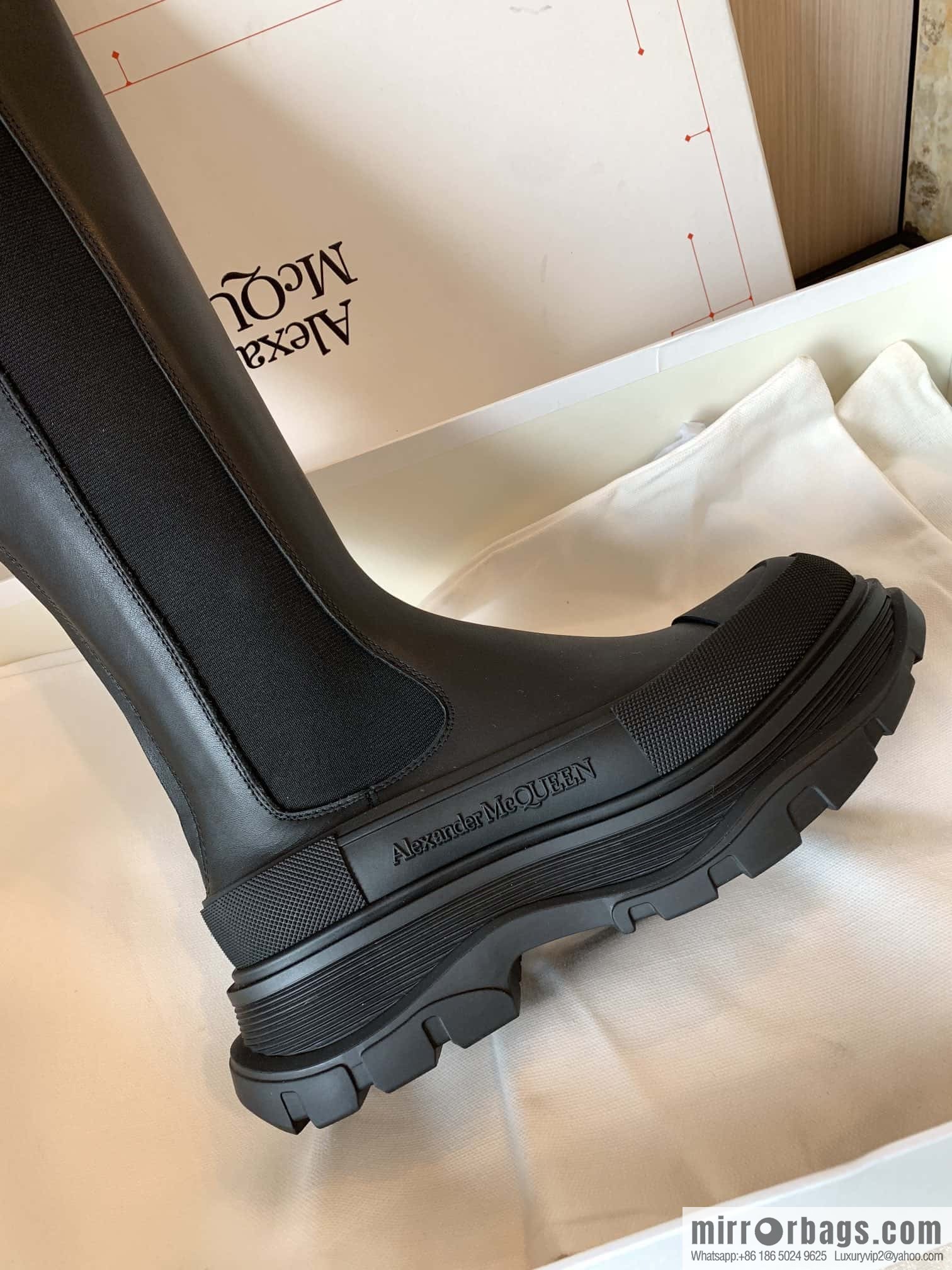 Alexander McQueen Alexander McQueen, thick-soled glossy knight boots