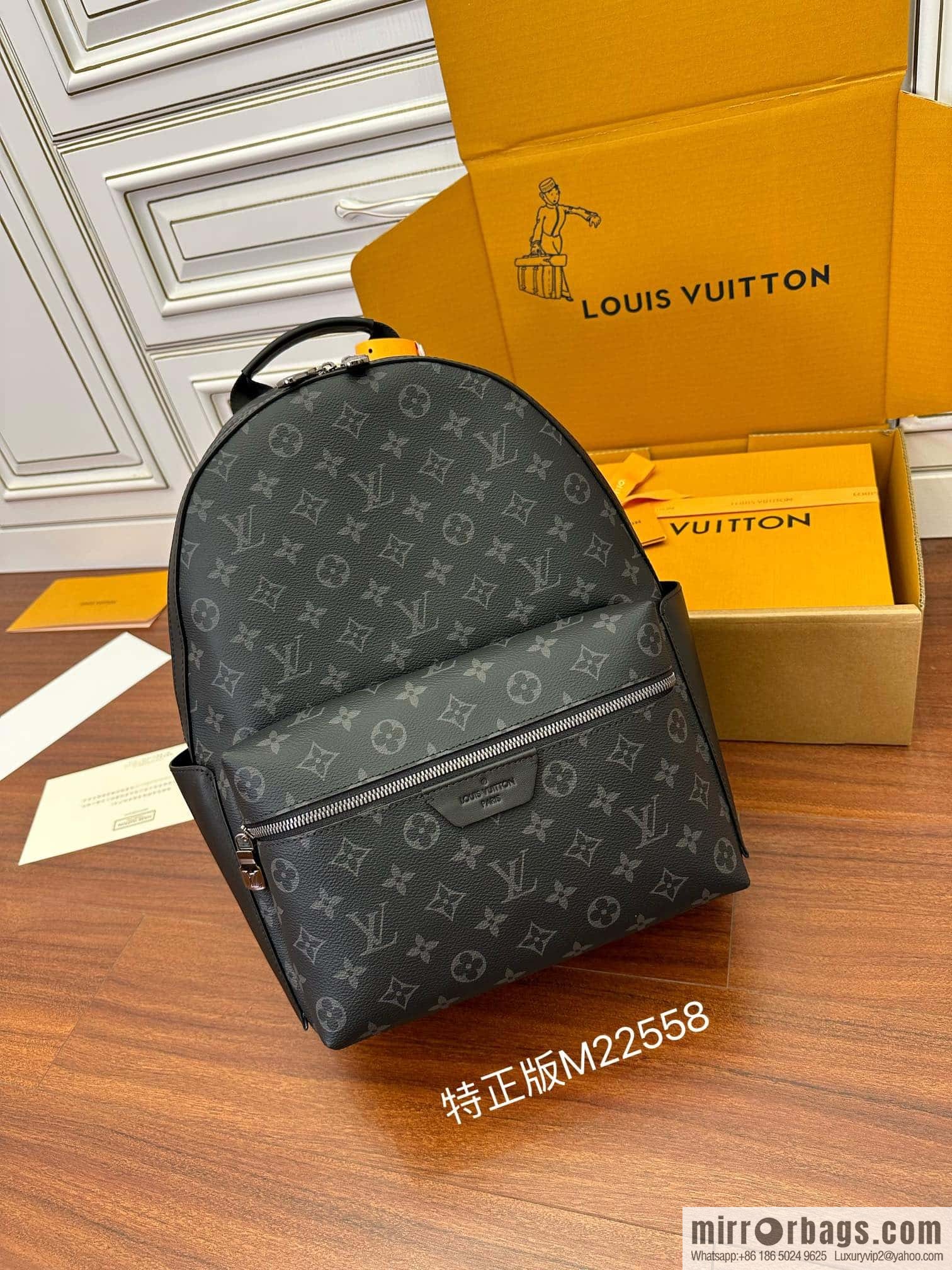 LV M22558 DISCOVERY S backpack