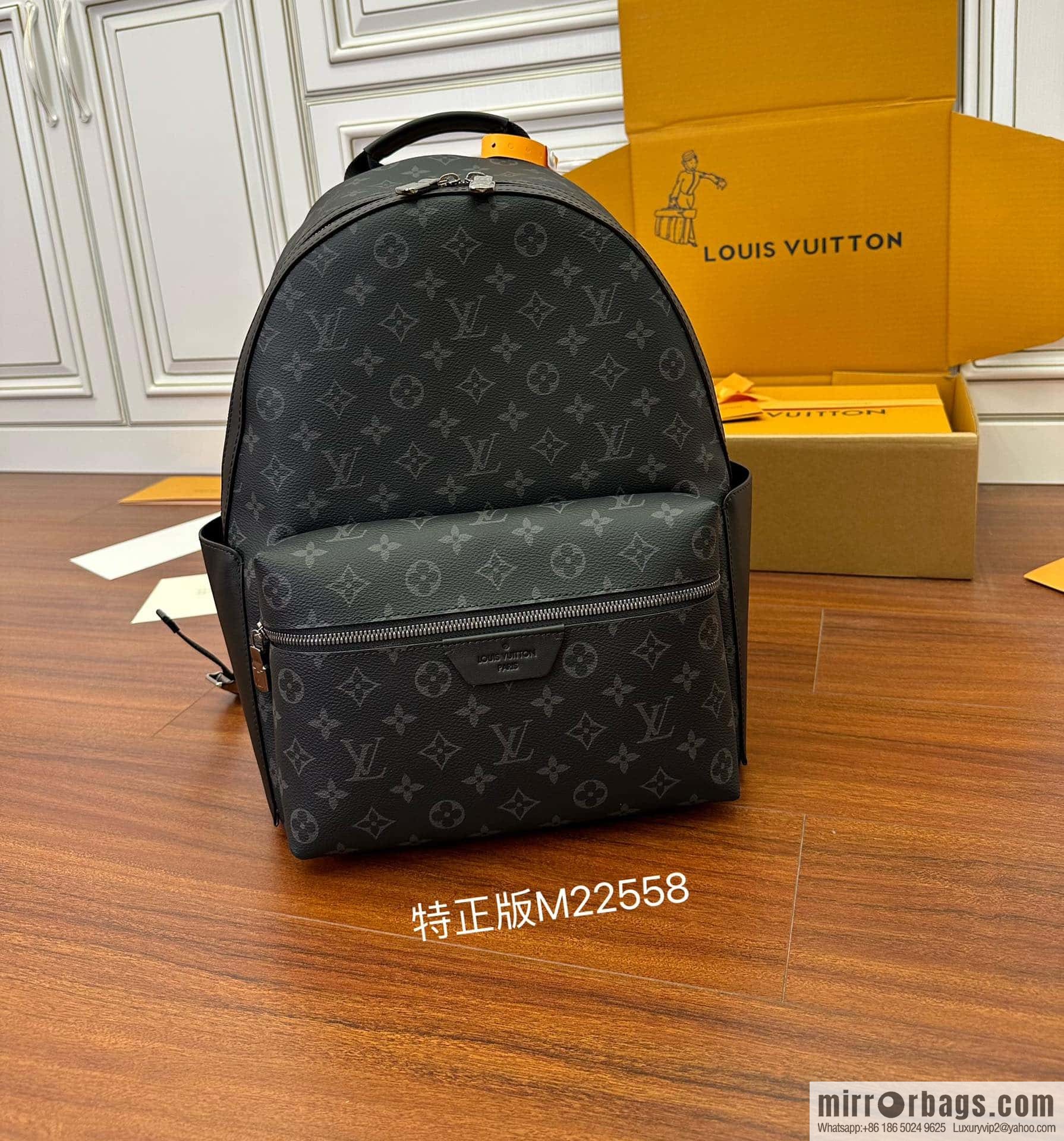 LV M22558 DISCOVERY S backpack