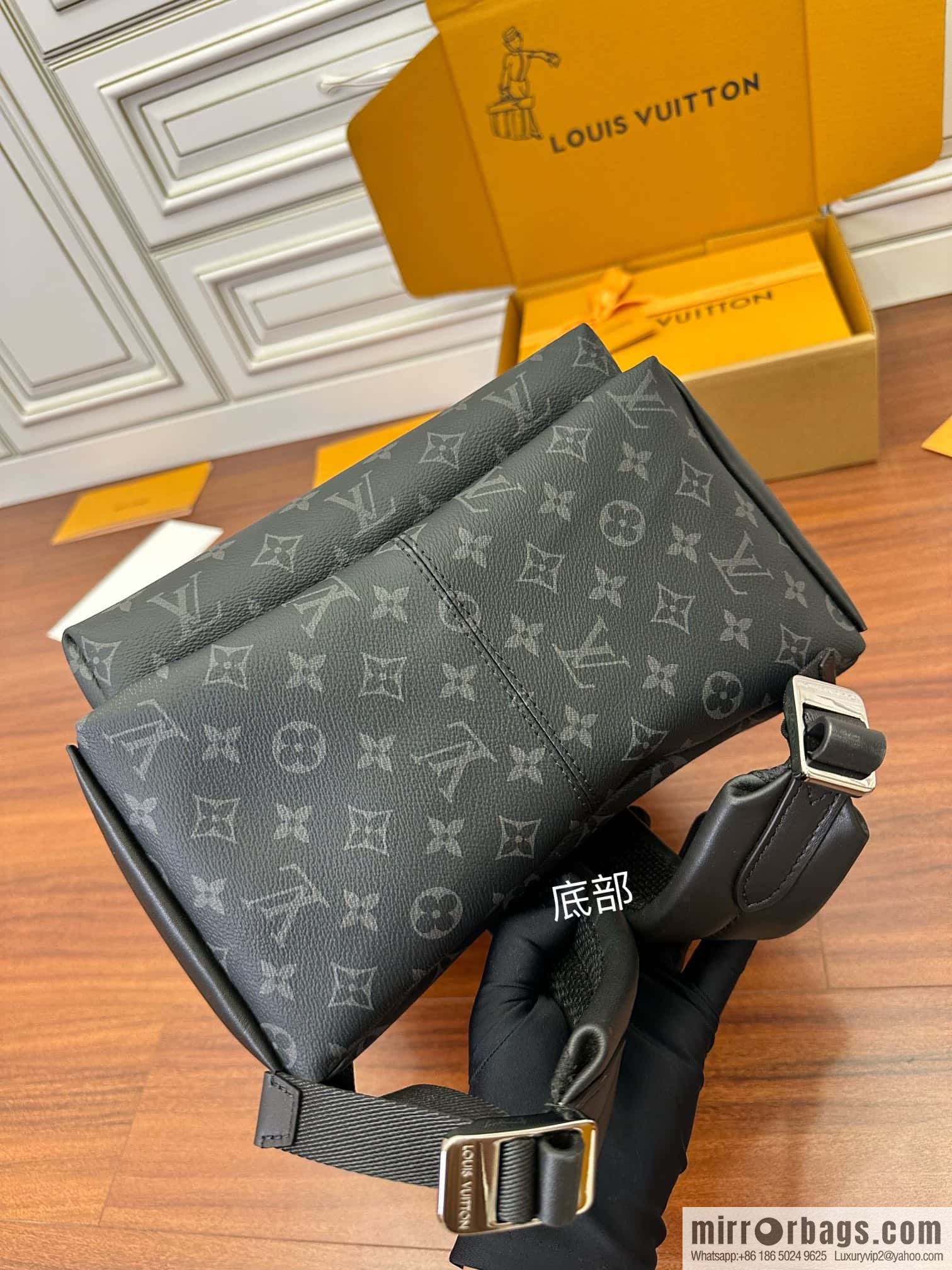LV M22558 DISCOVERY S backpack