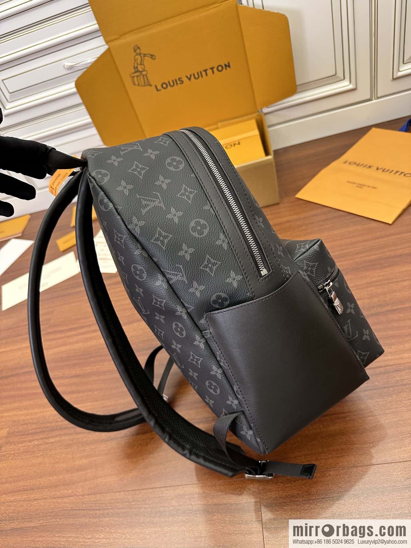 LV M22558 DISCOVERY S backpack