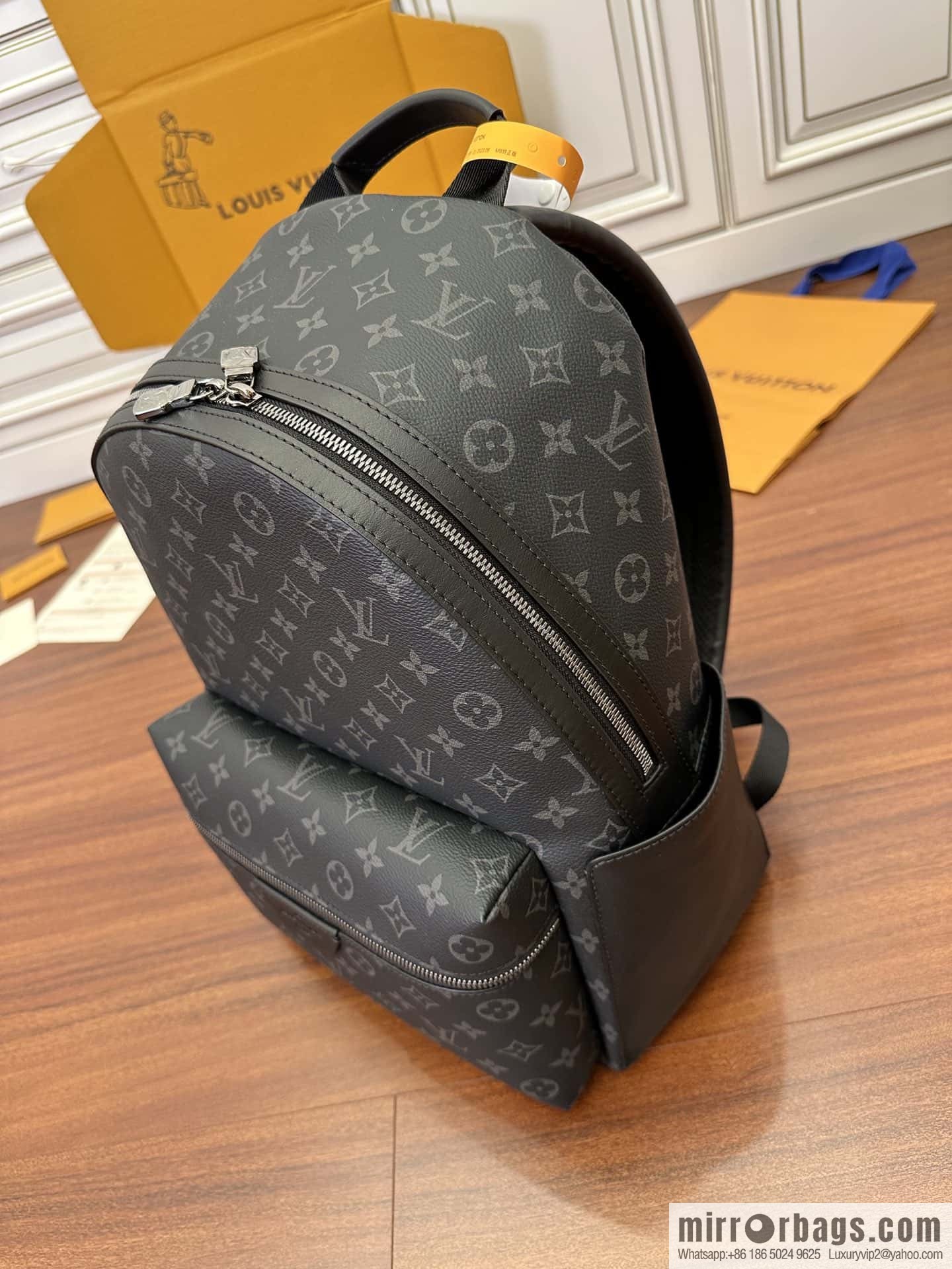 LV M22558 DISCOVERY S backpack