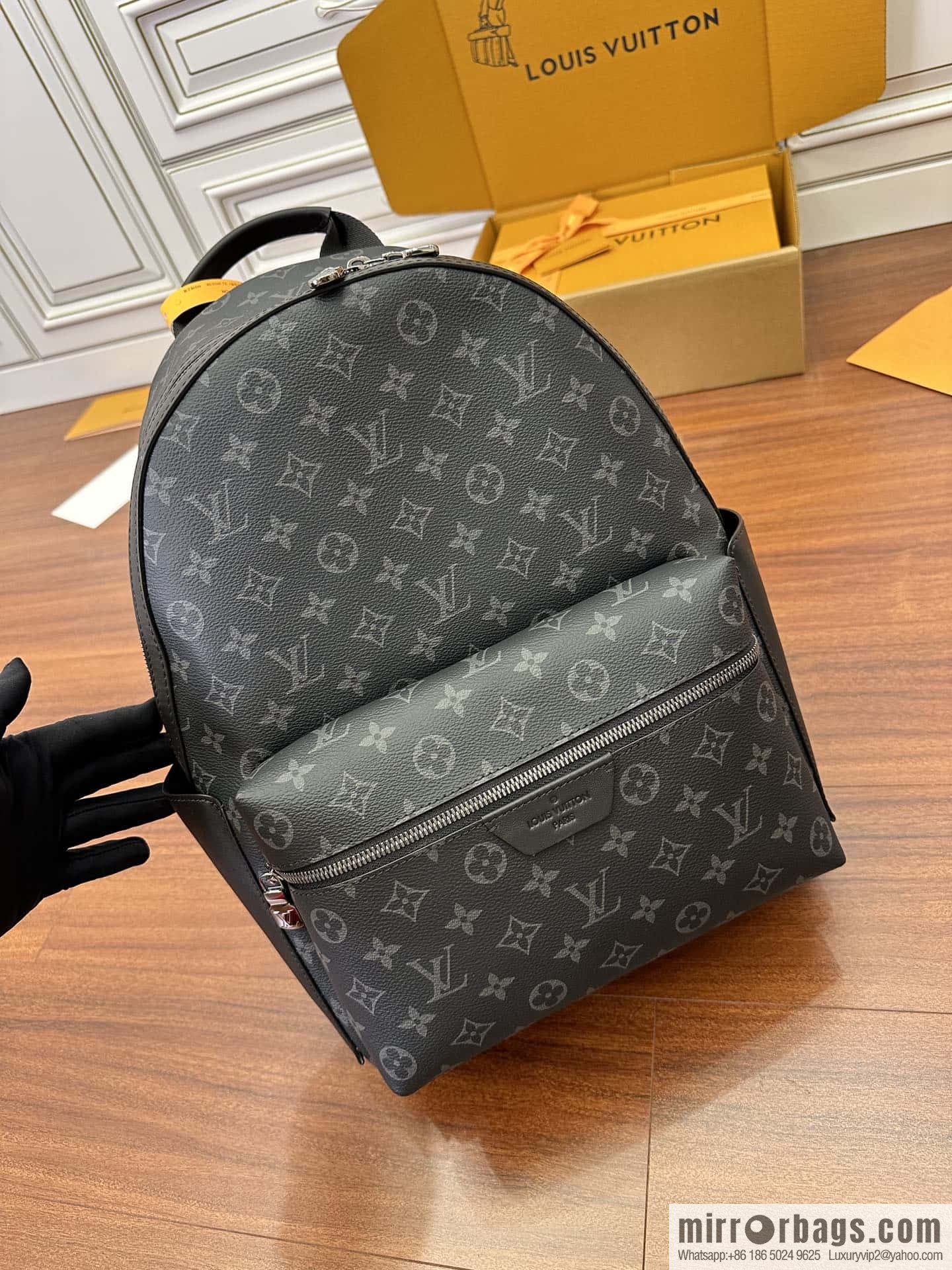 LV M22558 DISCOVERY S backpack