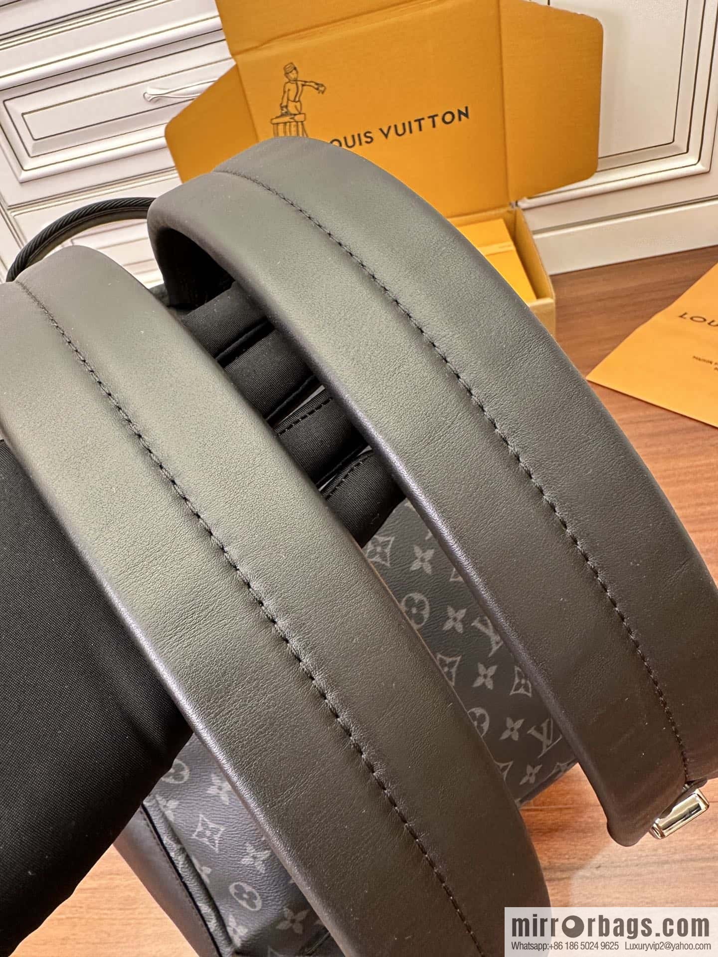 LV M22558 DISCOVERY S backpack