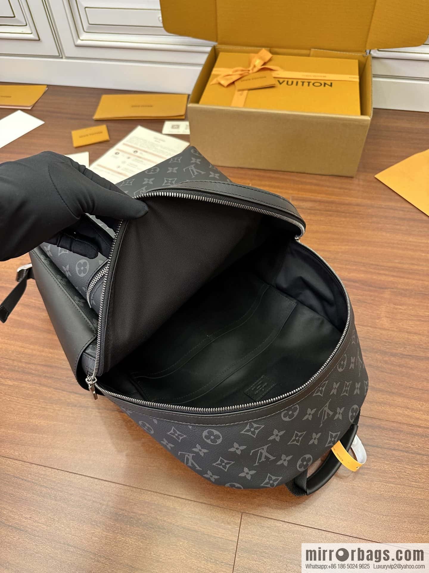 LV M22558 DISCOVERY S backpack