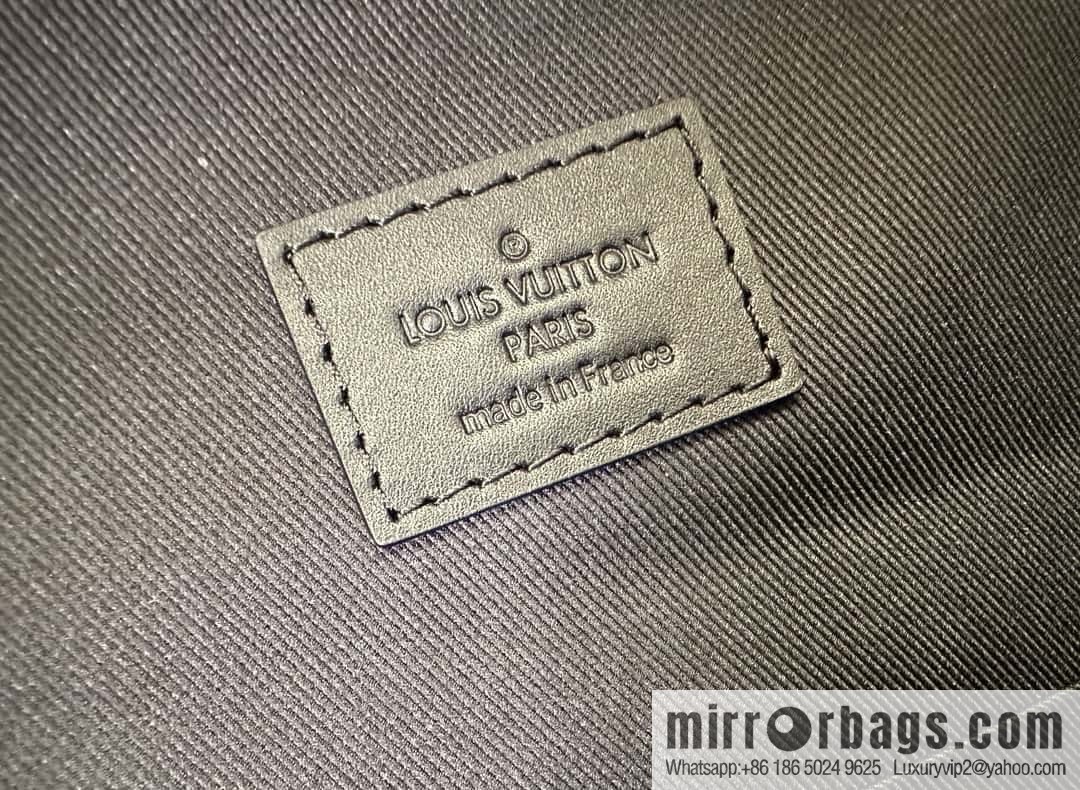 LV M22558 DISCOVERY S backpack