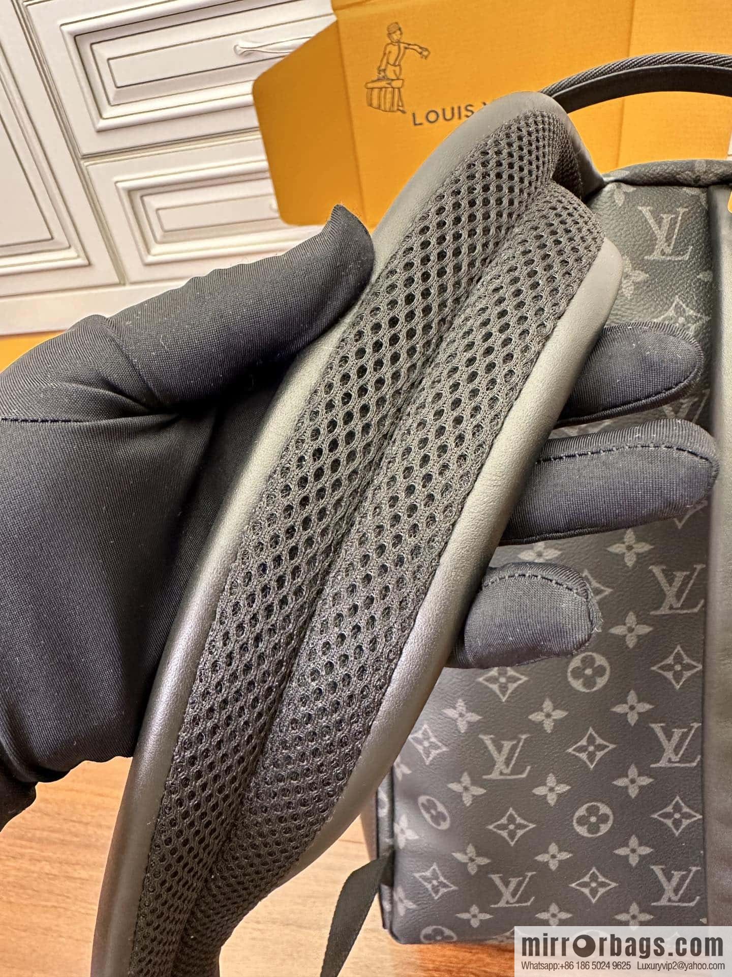 LV M22558 DISCOVERY S backpack