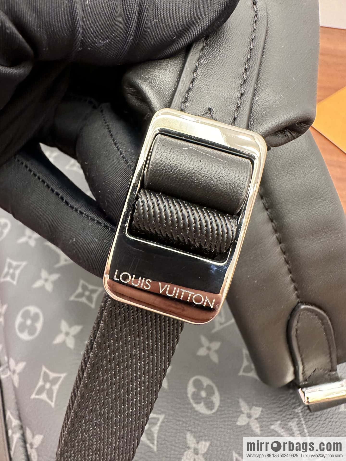LV M22558 DISCOVERY S backpack